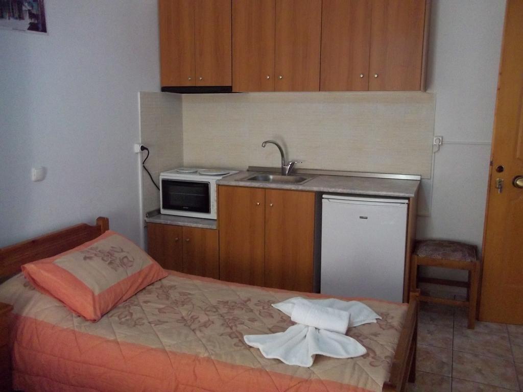 Epikoureios Apollon Hotell Andritsaina Rum bild